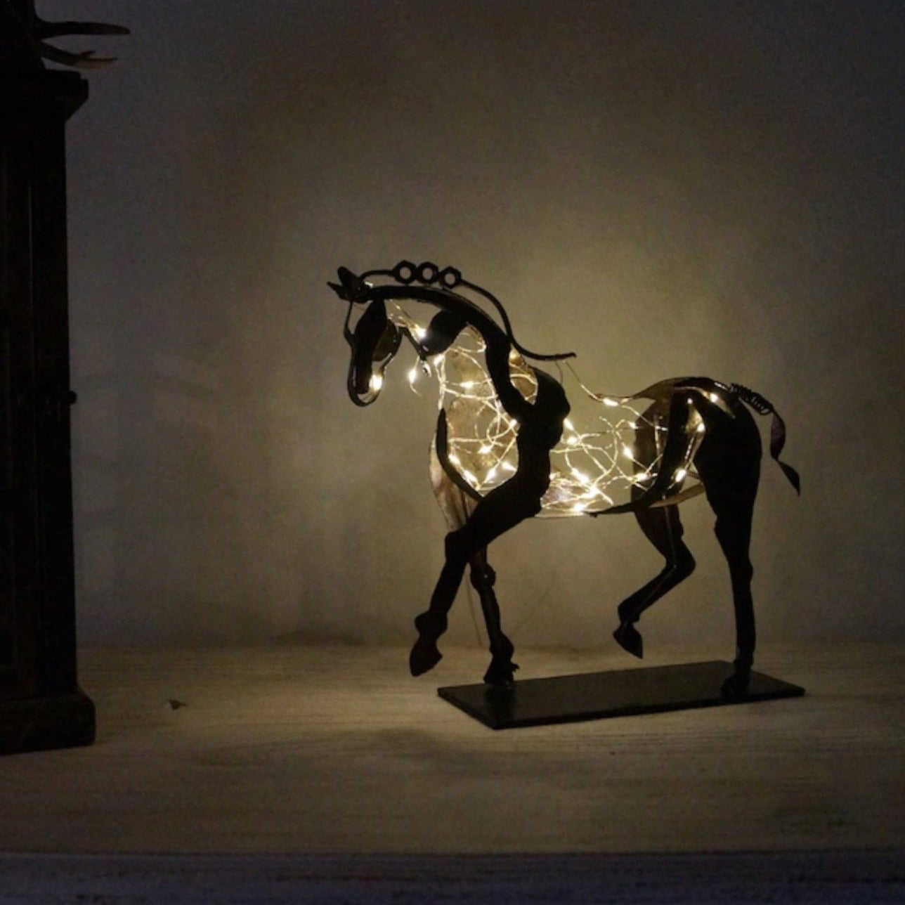 Das Stahlpferd™ Kunstskulptur mit LED-Leuchten | 100% Handarbeit